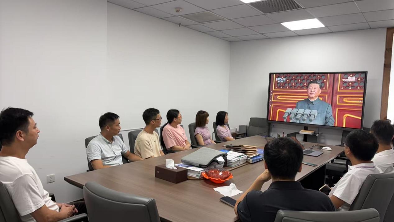 銘記歷史，展望未來--現(xiàn)代營造全體員工觀看抗戰(zhàn)勝利80周年閱兵盛典